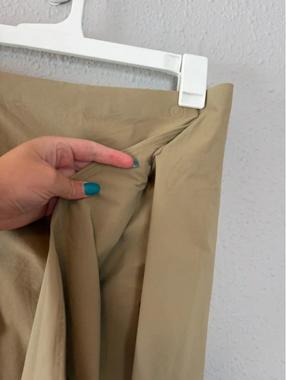 Mountain Hard Wear Tan Velco Waist skirt size M. No liner